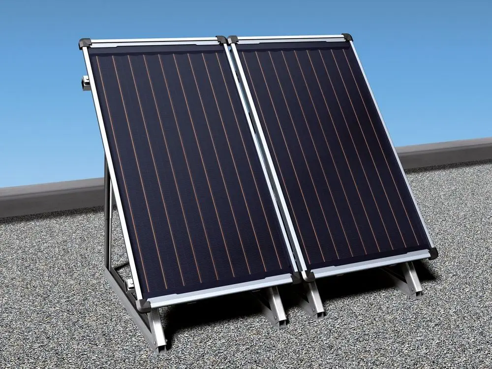 Zwei auf einem Dach befestigte Solar-Panels von Bosch, aufgestellt in einem Winkel, mit einem klaren blauen Himmel im Hintergrund.